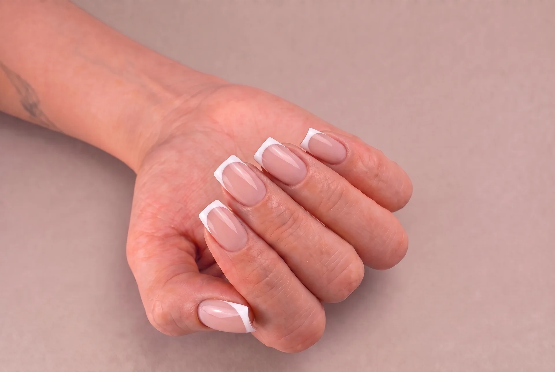 Manicura francesa con base nude y punta blanca